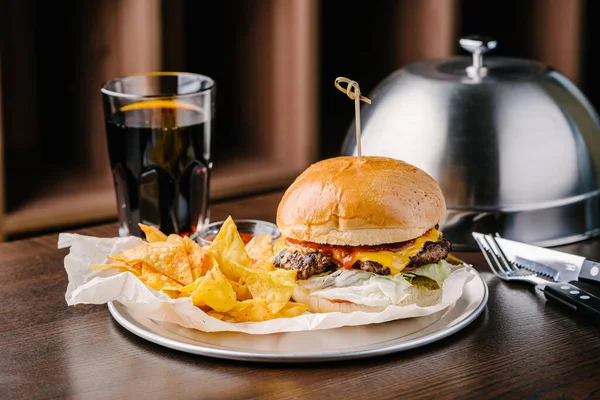 Hamburger Juteux Avec Chips Sauce Cola — Photo