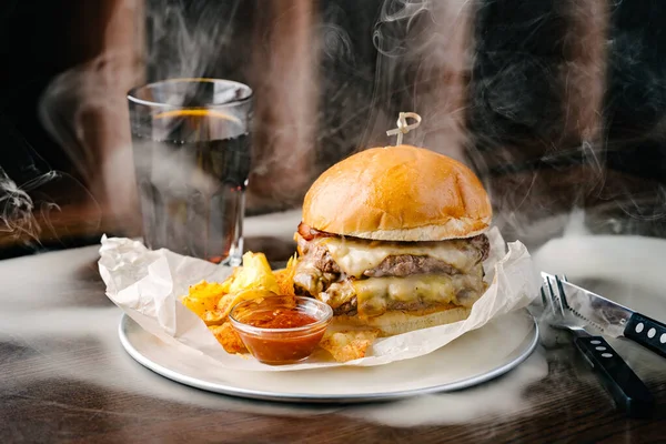Gerookte Hamburger Met Twee Pasteitjes Kaas Friet Saus Cola — Stockfoto