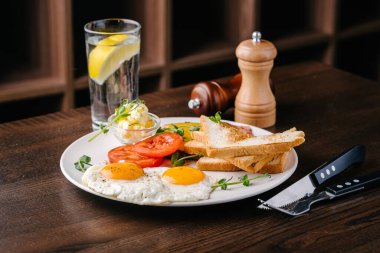 Omlet, tost, domates, tereyağı restoranda masanın üstünde..