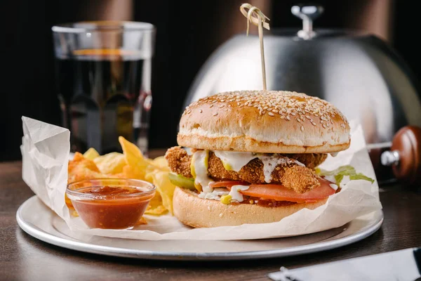 Burger Met Kipnuggets Met Saus Chips Cola Serveren Een Café — Stockfoto