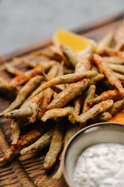 Deniz ürünleri birası aperatifleri. Kızarmış balık.