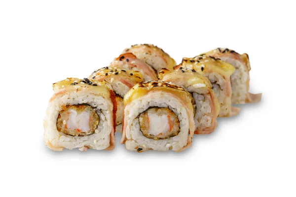 Sushi Broodje Met Gebakken Garnalen Spek Sesam Geïsoleerd Witte Achtergrond — Stockfoto