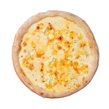 Mozzarella peynirli pizza, gouda, camembert peyniri, çedar peyniri ve kremalı sos. Beyaz arkaplanda izole