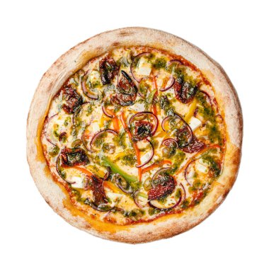 Cenin, kurutulmuş domates, dolmalık biber, soğan, pesto ve mozzarella ile pizza. Beyaz arkaplanda izole