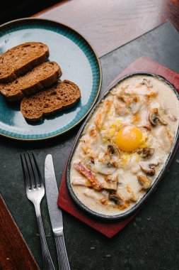 Kremalı soslu tavuk ve mantarlı sıcak tava.