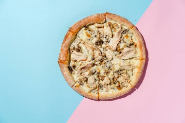 Tavuk filetosu, şampiyon mantarı, ıspanak, mozzarella ve kremalı gouda peyniri ile pizza. Mavi pembe arka plan. Üst Manzara. Boşluğu kopyala