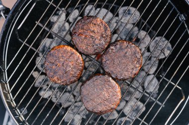 Dışarıdaki ızgarada pişmiş çiğ vejetaryen pirzolası. Bitki Temelli Et Değiştirme. Üst görünüm