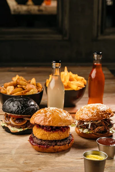 Trois Hamburgers Sur Une Table Bois Dans Café Avec Des — Photo