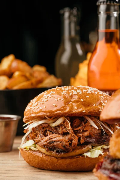 Sappige Hamburger Met Eendenconfituur Peer Komkommer Prei Saus Peereend Een — Stockfoto