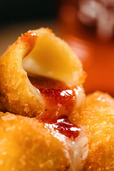 Kızılcık soslu kızarmış peynir. Kapat.