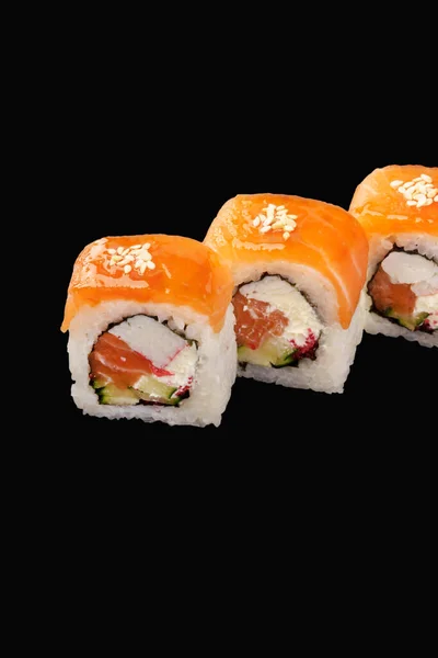 Sushi Rolllachs Kalter Räucherlachs Philadelphia Käse Schneekrebse Tobiko Kaviar Gurken — Stockfoto