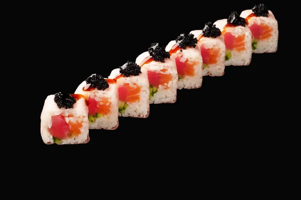 Sushi Broodje Met Zalm Tonijn Zwarte Tobiko Kaviaar Komkommer Soja — Stockfoto