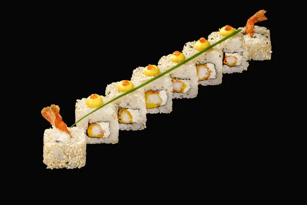 Japoński Sushi Roll Tygrysimi Krewetkami Filadelfijskim Serem Czerwonym Kawiorem Japońskim — Zdjęcie stockowe