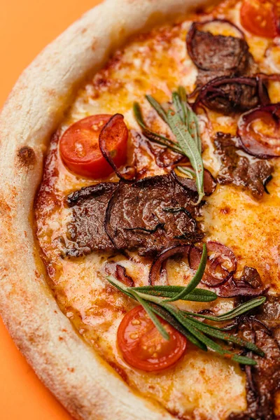 Pizza Grill Med Kalvfilé Blå Lök Med Körsbärstomater Mozzarellaost Parad — Stockfoto