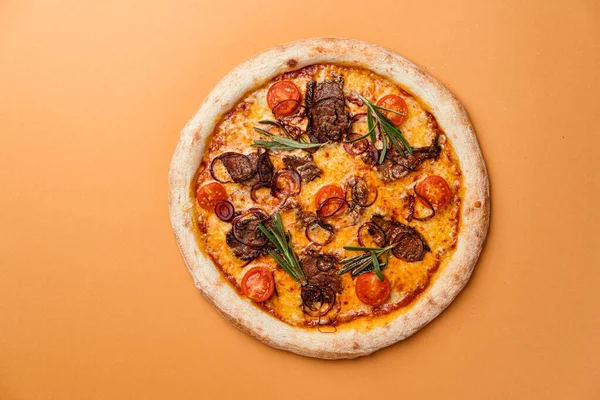 Pizza Grill Med Kalvfilé Blå Lök Med Körsbärstomater Mozzarellaost Parad — Stockfoto