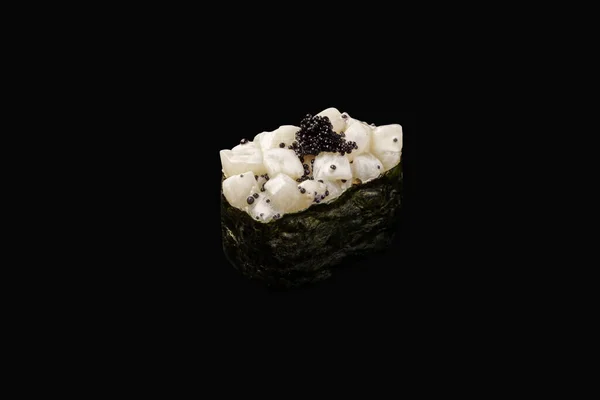 ホタテ トビコのキャビア スパイシーなソース 隔離された黒の背景にご飯 日本料理 — ストック写真