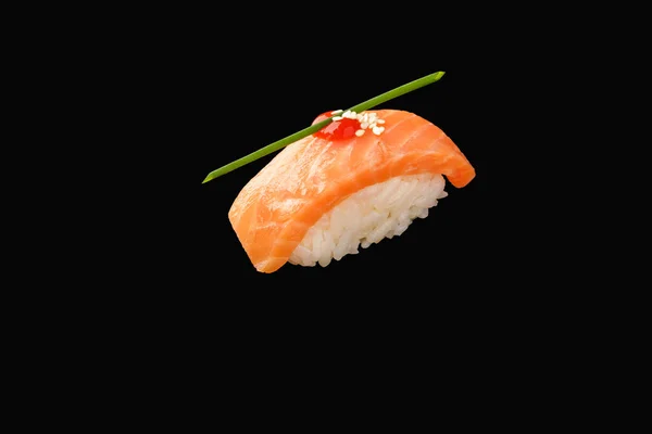 Nigiri Sushi Frio Fumado Salmão Cebolinha Molho Sriracha Sésamo Fundo — Fotografia de Stock