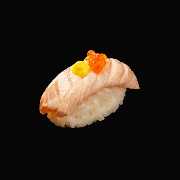 揚げ鮭と赤キャビア日本のマヨネーズと日本の握り寿司 黒い背景に隔離され — ストック写真