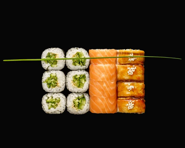 Sushi Pôs Salmão Enguia Kappa Maki Isolado Fundo Preto — Fotografia de Stock