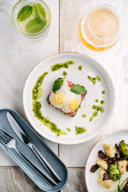 Smorrebrod, somon, yumurta, avokado ve kişniş soslu Danimarka sandviçi. Üst görünüm