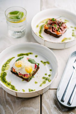 Smorrebrods, somon, yumurta, biftek ve soğanlı kişniş soslu Danimarka sandviçi..