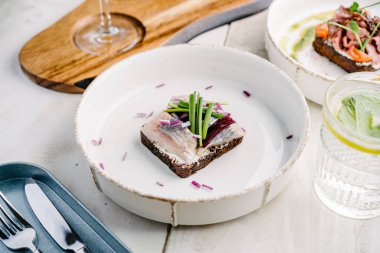 Smorrebrod, balıklı ve soğanlı Danimarka sandviçi.