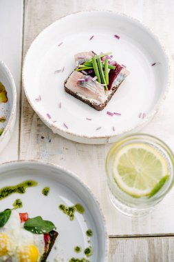 Smorrebrod, balıklı ve soğanlı Danimarka sandviçi.