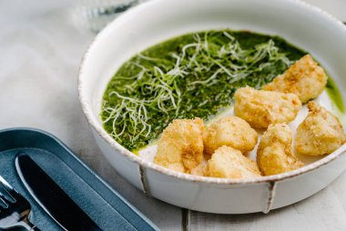 Pesto soslu çıtır karnabahar. yakın plan