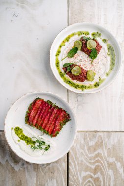 Gravlax, İskandinav kurutulmuş somon balığı ve mantar soslu dana tartar ve salatalık turşusu.