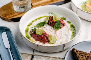 Yer mantarı soslu dana tartar ve salatalık turşusu.