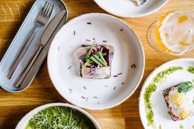 Smorrebrod, balıklı ve soğanlı Danimarka sandviçi. Üst görünüm