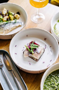 Smorrebrod, balıklı ve soğanlı Danimarka sandviçi. Üst görünüm