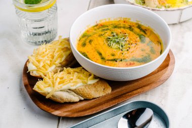 Kabak kremalı çorba ve peynirli bruschetta.