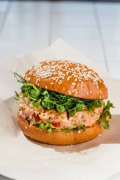 Burger Met Krab Garnalen Patty Spinazie Friseesalade Geroosterde Pepers Maïs — Stockfoto