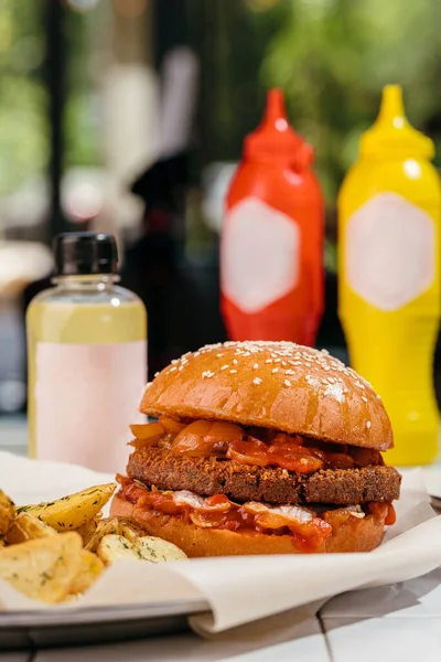 Vleesloze Hamburger Met Groentepatty Ijsbergsla Gekarameliseerde Salsasaus Veganistische Hamburger Tafel — Stockfoto