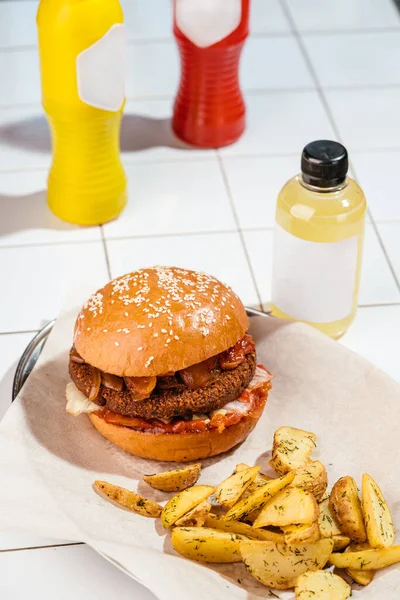 Burger Sans Viande Avec Galette Légumes Laitue Iceberg Oignon Caramélisé — Photo