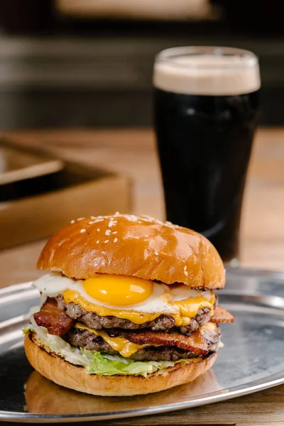 Dubbele Patty Burger Met Gemarmerd Rundvlees Spek Cheddar Kaas Gebakken — Stockfoto
