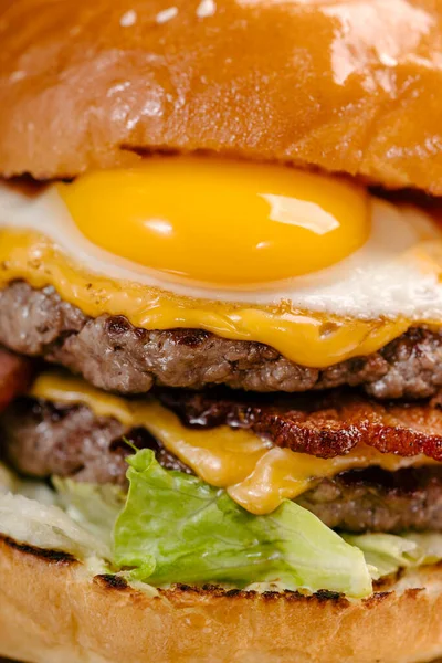 Double Patty Burger Marbled Beef Bacon Cheddar Cheese Fried Egg — Stock Photo, Image