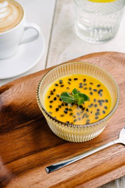 Mango ve meyve soslu panna cotta.
