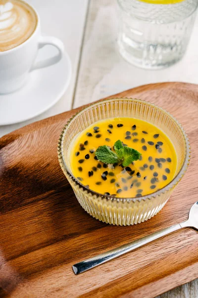 Mango ve meyve soslu panna cotta.