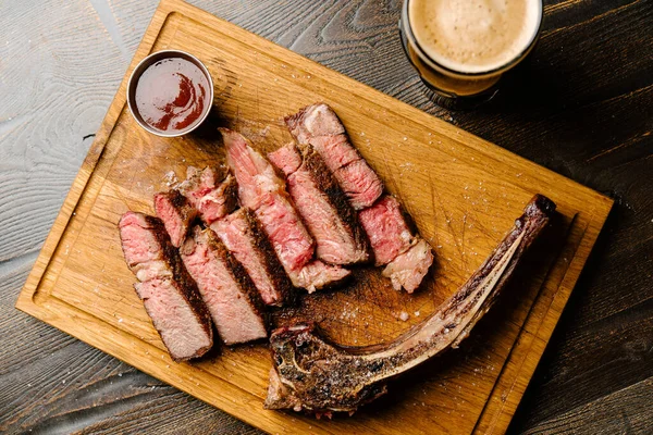 Striptýzový Steak Mramorového Hovězího Newyorský Steak Dřevěné Desce Sklenicí Tmavého — Stock fotografie
