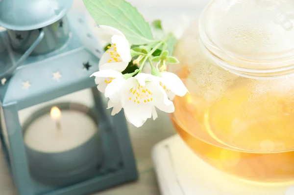 Chá de jasmim em uma panela de chá de vidro no fundo de madeira — Fotografia de Stock
