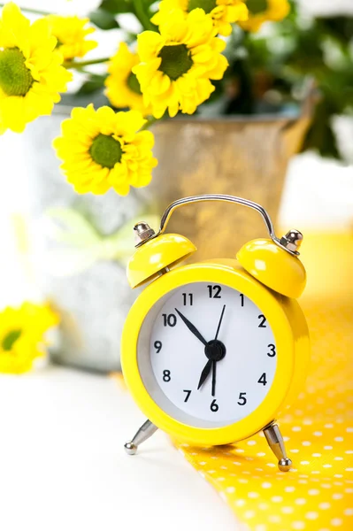 Relógio de alarme amarelo com flores — Fotografia de Stock