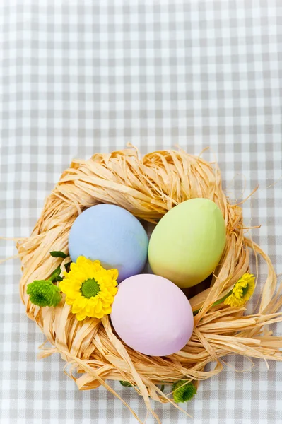 Três ovos de madeira no ninho — Fotografia de Stock