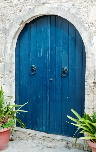 Porta de madeira azul velha em Creta — Fotografia de Stock