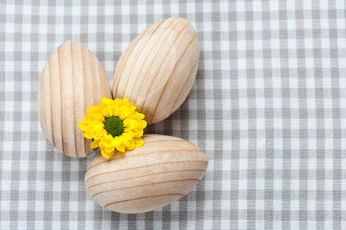 Üç ahşap yumurta yuvada 