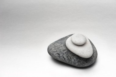 gri zemin üzerine taş yığını