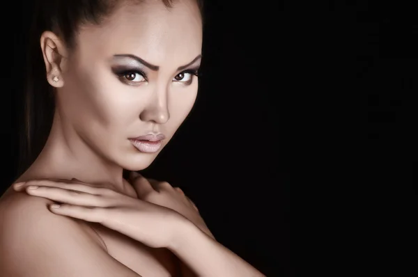 Güzel Asyalı model siyah bir arka plan — Stok fotoğraf