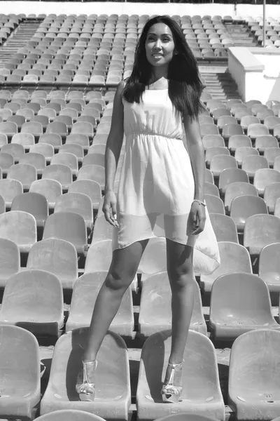 Modelo asiático Posando no estádio em pé sobre os assentos brilhantes — Fotografia de Stock