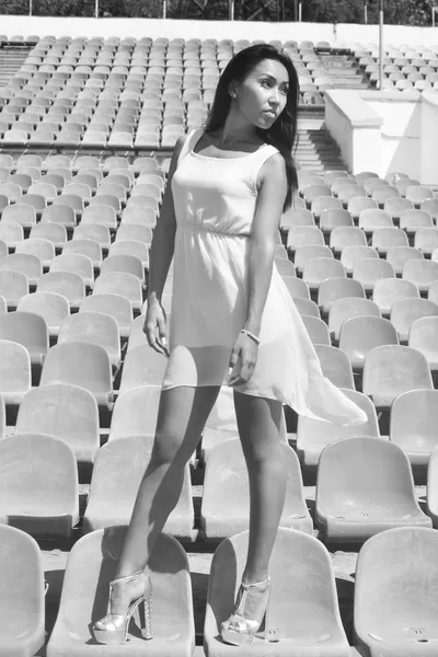 Modelo asiático Posando no estádio em pé sobre os assentos brilhantes — Fotografia de Stock